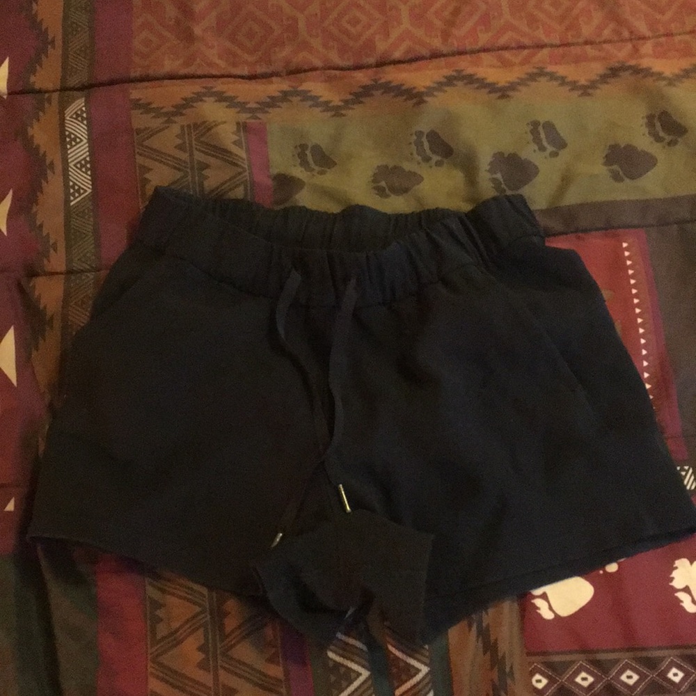 lululemon black on the fly shorts size 6